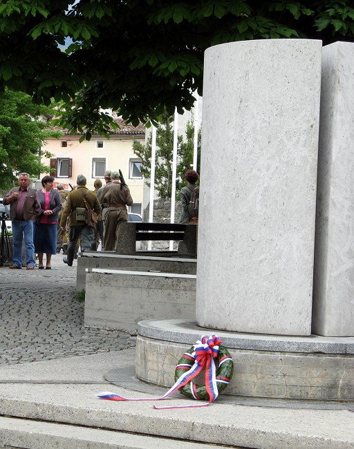 2maj010- spomenik prvi slovenski vladi 